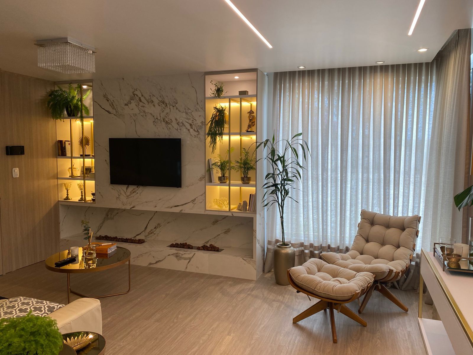 Painel em porcelanato com lareira embutida.